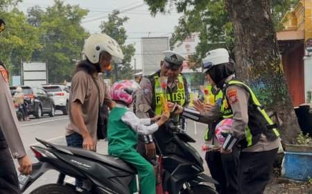 Polres Ponorogo Apresiasi Pengendara Tertib dengan Helm dan Cokelat