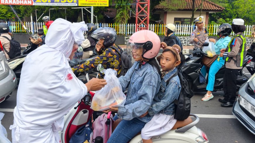 Polres Blitar Kota Edukasi Pengguna Jalan di Operasi Keselamatan Semeru Dengan Berbagi Sayur