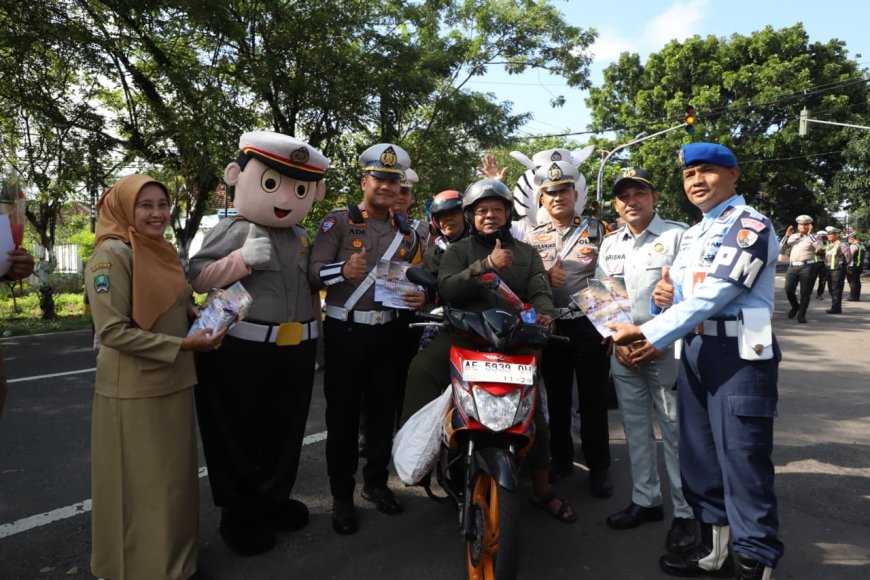 Polres Magetan Bagikan Bunga dan Es Krim pada Operasi Keselamatan Semeru 2026