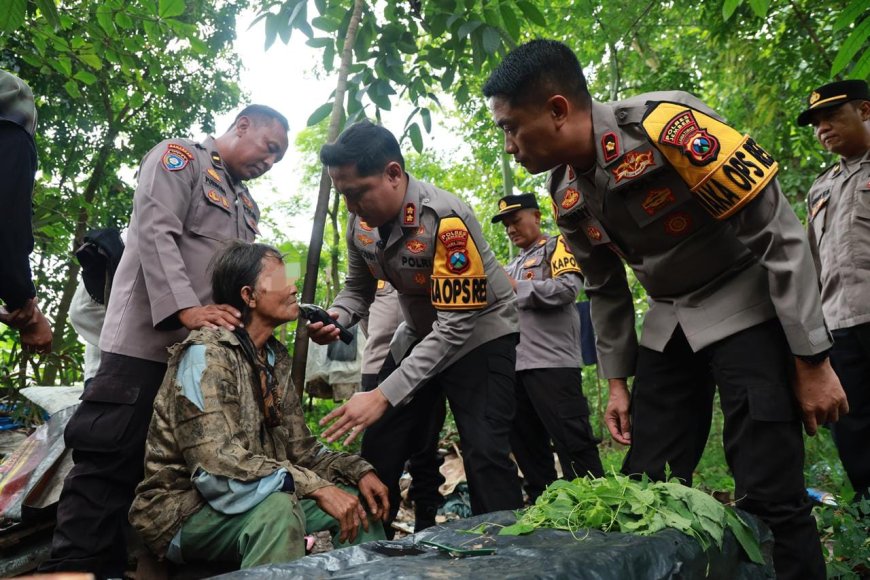 Aksi Polri Peduli, Polres Jember Selamatkan Kakek Tuna Wisma di Hutan Jubung