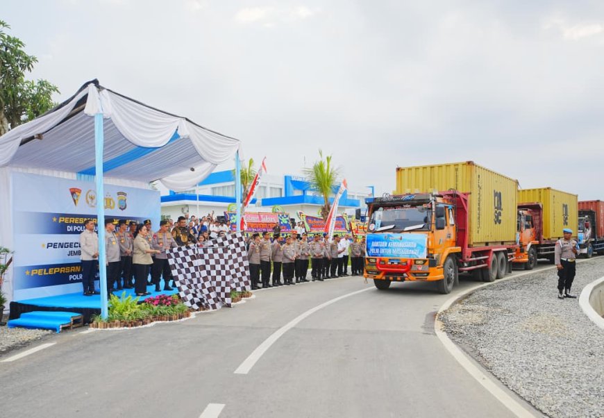 Kapolri Berangkatkan Bantuan Bencana ke Sumatera