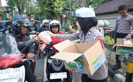 Ramadan Berkah, Polres Malang Bagikan 300 Paket Takjil untuk Pengendara