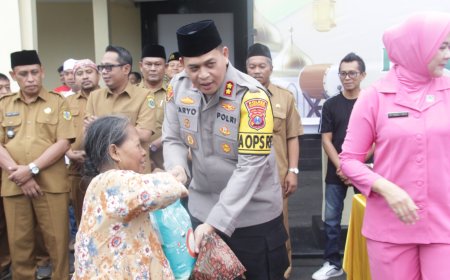 Jelang Buka Puasa, Polres Bondowoso dan PKDI Berbagi untuk Ojol