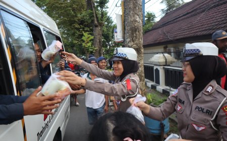 Polres Malang Rutin Tebar Takjil untuk Pengendara Selama Ramadan