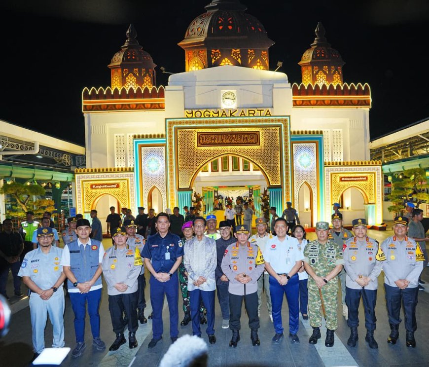 Tinjau Stasiun Tugu DIY, Kapolri Pastikan Puncak Arus Mudik Berjalan Aman   