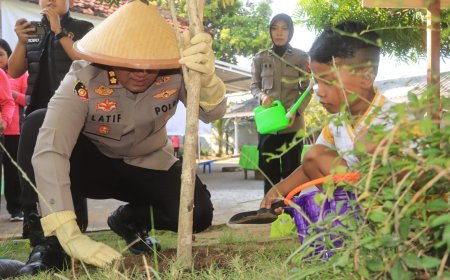 Hijaukan Bumi, Polres Probolinggo Gelar Aksi Penanaman Pohon