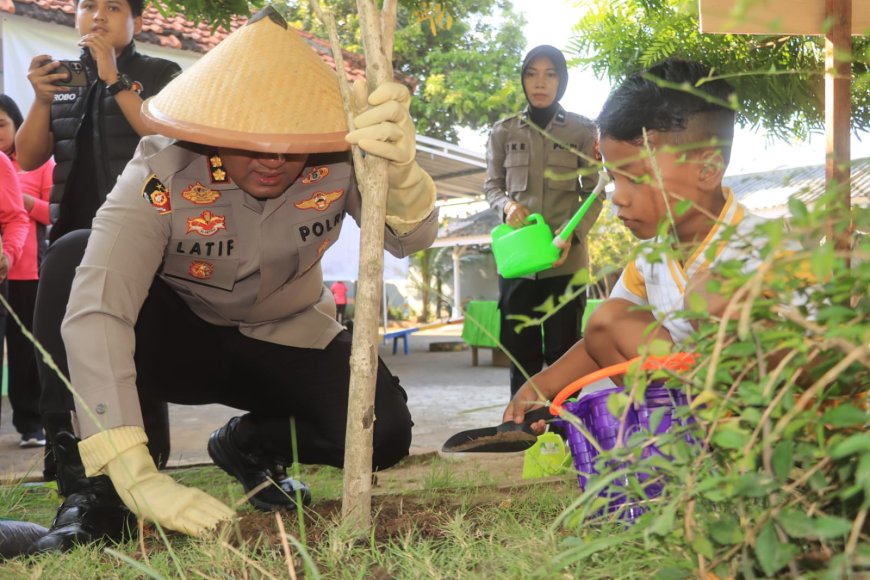 Gerakan Indonesia ASRI : Polres Probolinggo Gelar Aksi Penghijauan Pulihkan Lahan Kritis   