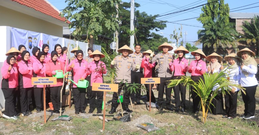 Polres Probolinggo Tanam Pohon untuk Pulihkan Lahan Kritis Aksi Nyata Polres Probolinggo Hijaukan Lingkungan