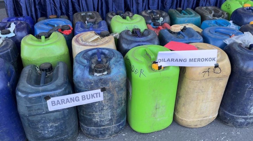 Polres Bondowoso Bongkar Penimbunan 1 Ton BBM Bersubsidi, Dua Tersangka Ditangkap